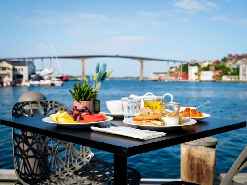 ontbijt op het terras in Stavanger, Noorwegen