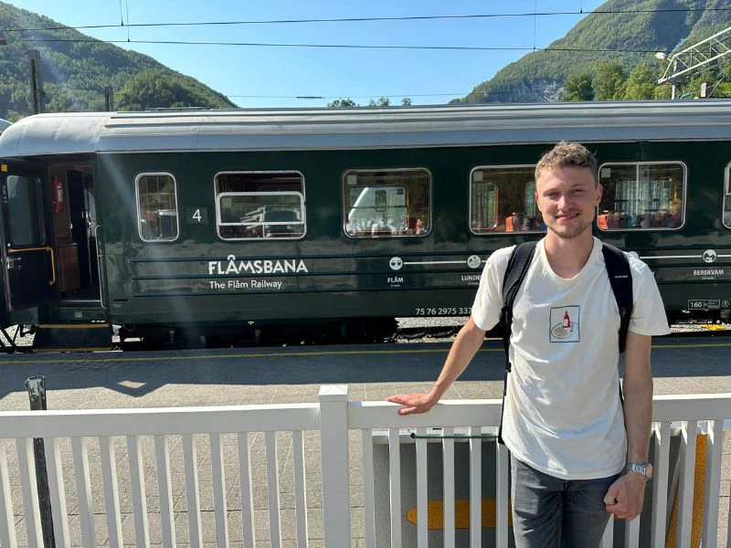 Man staat voor de Flåmsbana.