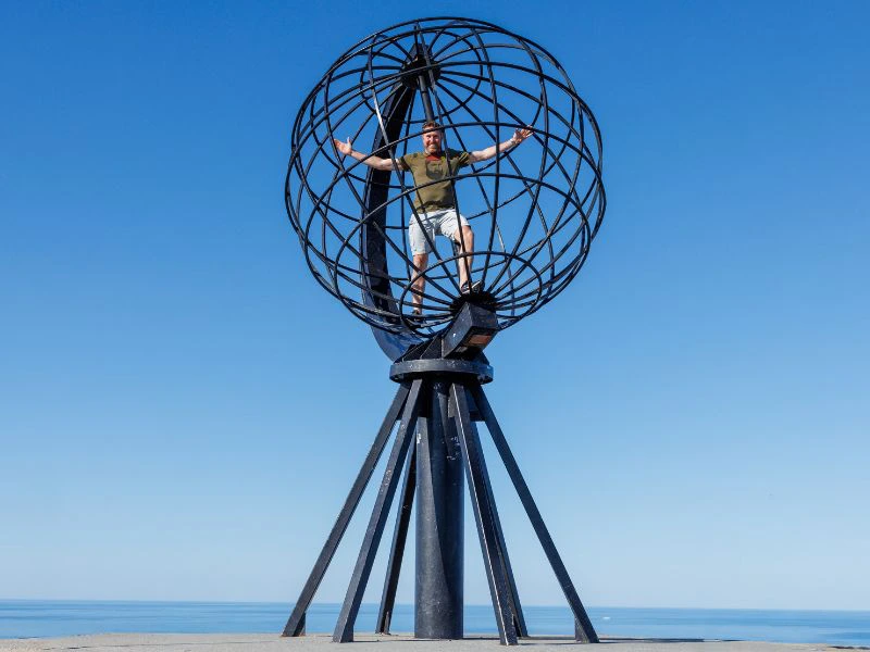 Reiziger bij de Nordkap Globe in Noorwegen.