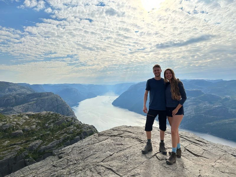 Twee reizigers staan op Preikestolen