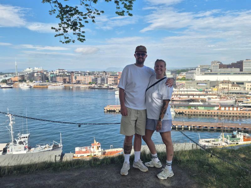 Stel staat in de haven van Oslo.