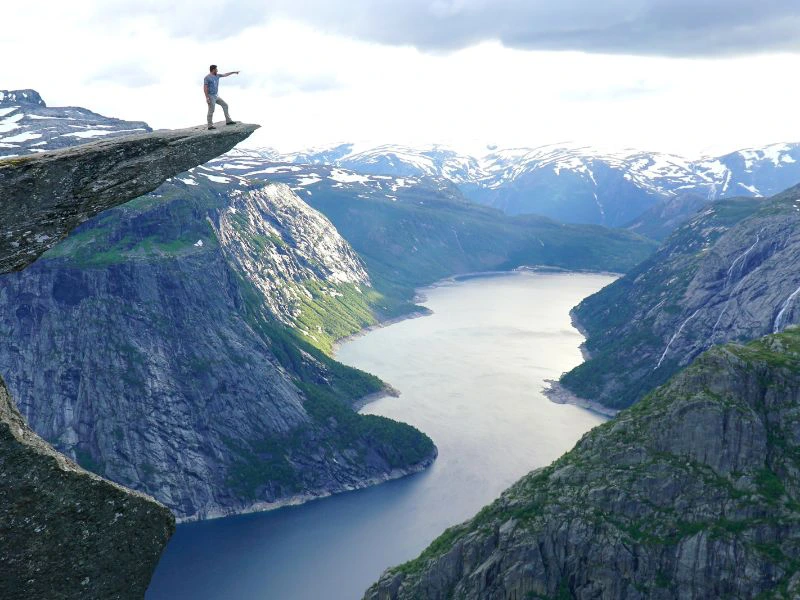 Man staat op de punt van Trolltunga.