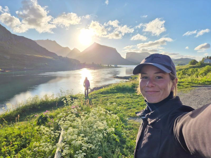 Vrouw staat in Noorwegen bij de rivier.