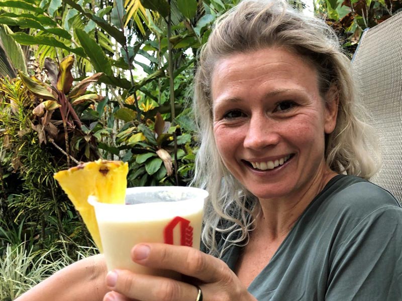 Vrouw op het strand met cocktail