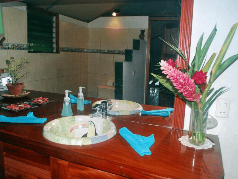Badkamer bij de glampingtent in Matapalo, Costa Rica