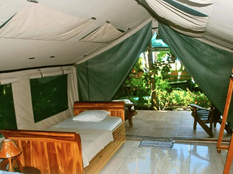 Interieur van een glampingtent in Matapalo, Costa Rica