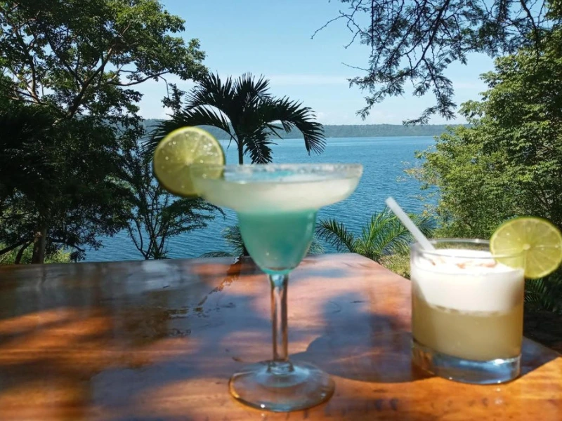 La laguna de Apoyo Nicaraqua hotel uitzicht drankje