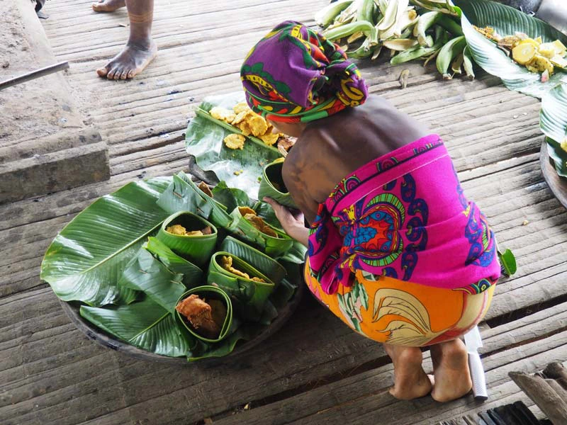 Vrouwen koken in het Embera dorp in Panama