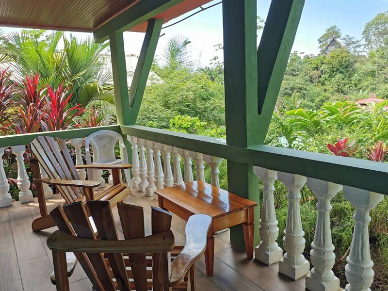 Hotel met uitzicht in het dorp Drake Bay