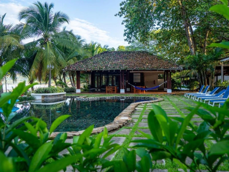 Panama Pedasi hotel tuin zwembad