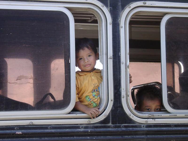 Kinderen in een bus Costa Rica