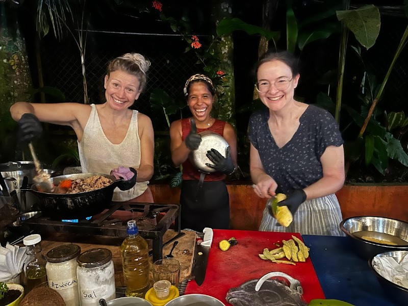 Bestemmingsexpert Nienke tijdens een kookworkshop in Costa Rica