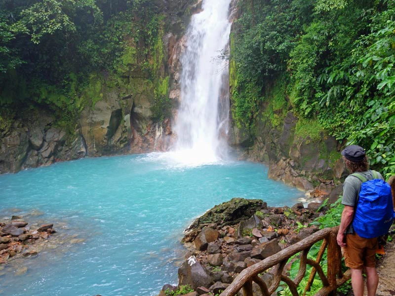 Man bij de Rio Celeste waterval