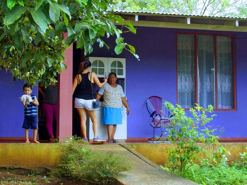 Gastgezin voor hun huis in Juanilama