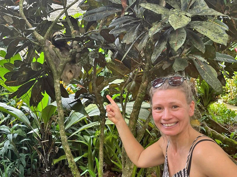 Vrouw met Luiaard Manzanillo