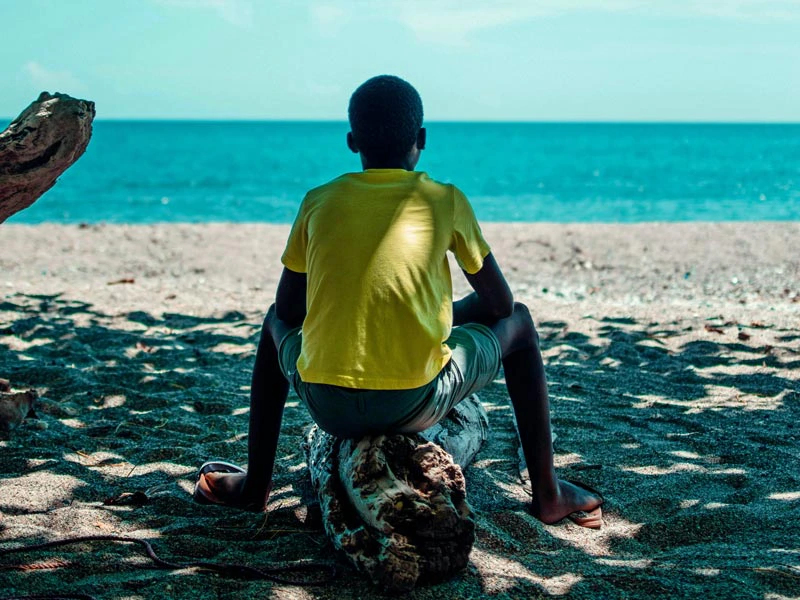Man geniet van het uitzicht op zee