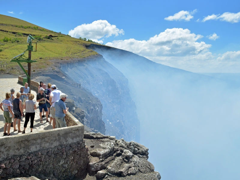 Mensen op de kraterrand in Nicaragua