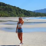 Vrouw aan Playa Samara