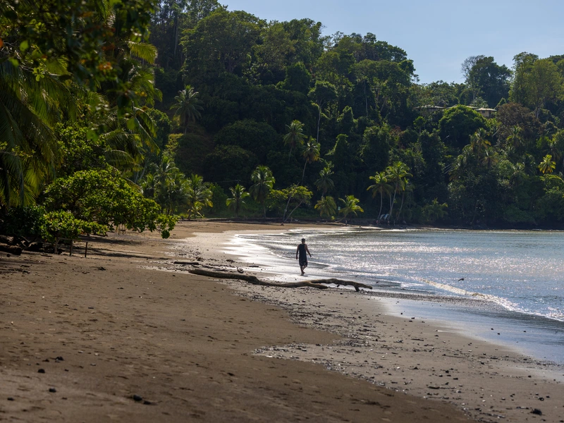 reiziger op strand in drake bay costa rica corcovado