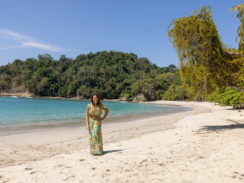 reiziger op strand in manuel antonio