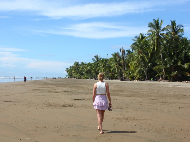 reiziger op strand in uvita