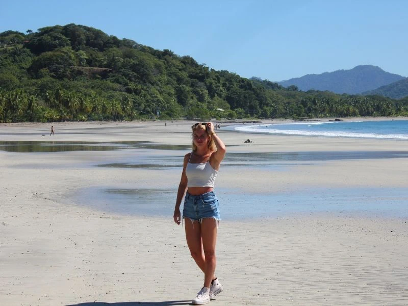 Vrouw op het strand van Samara