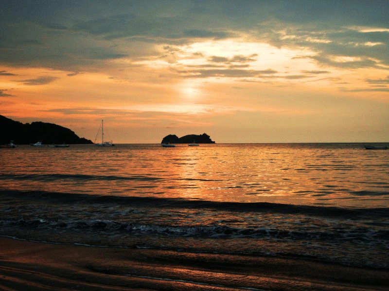 Zonsondergang op het strand van Playa Hermosa, Costa Rica