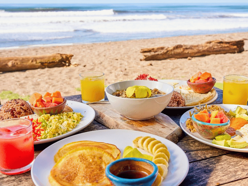 Ontbijt met uitzicht op zee in Las Peñitas, Nicaragua
