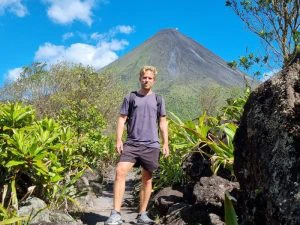 Man staat voor de Arenal vulkaan in Costa Rica