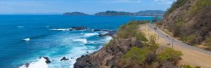 weg langs oceaan in costa rica