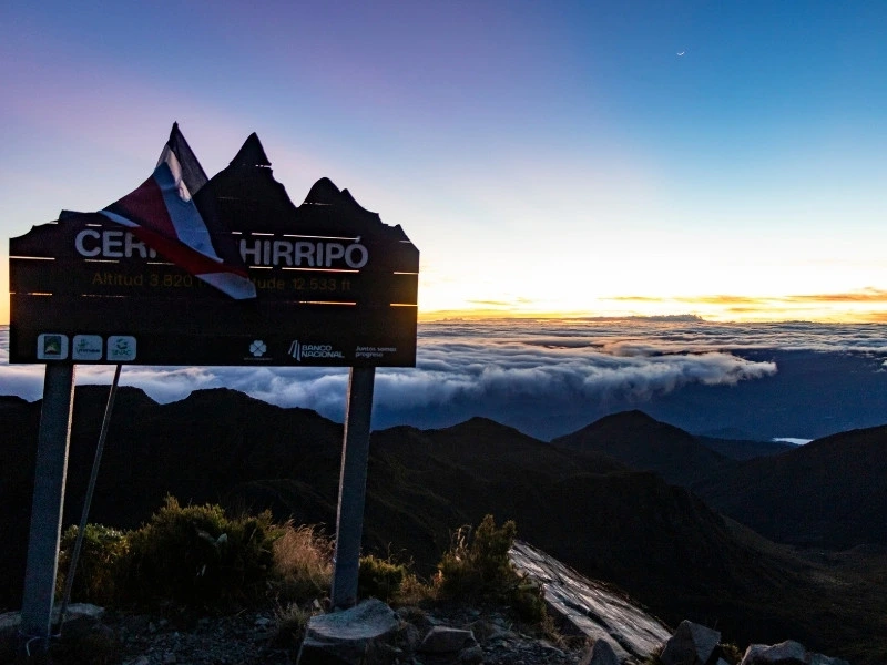 Op de top van de Cerro Chirripo in Costa Rica met uitzicht op wolken