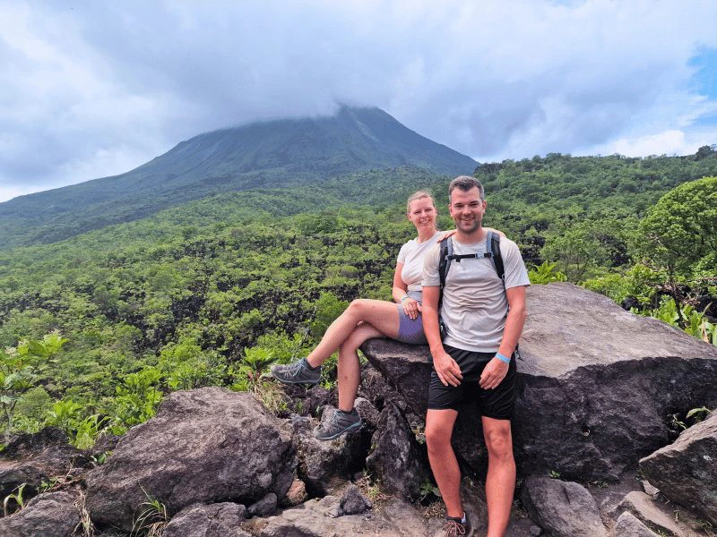 Paar dat wandelt in Arenal