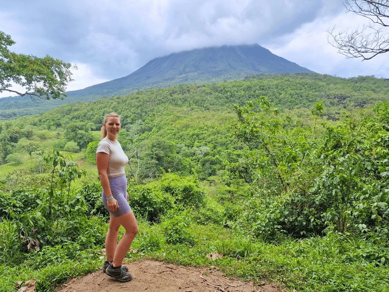 Vrouw die wandelt in Arenal