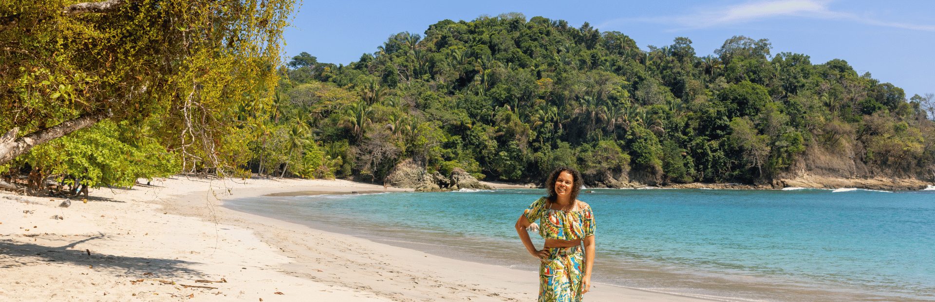 Vrouw op het strand in het Manuel Antonio Nationaal Park