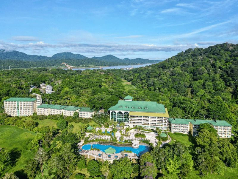Hotel met zwembad in het Gamboa Reservaat