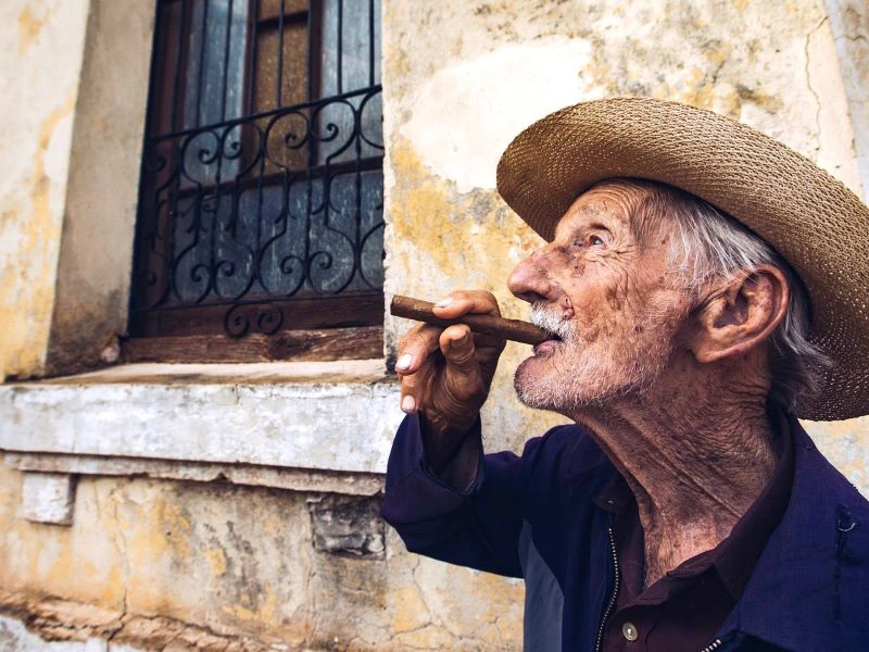 Lokale man in Cuba met sigaar