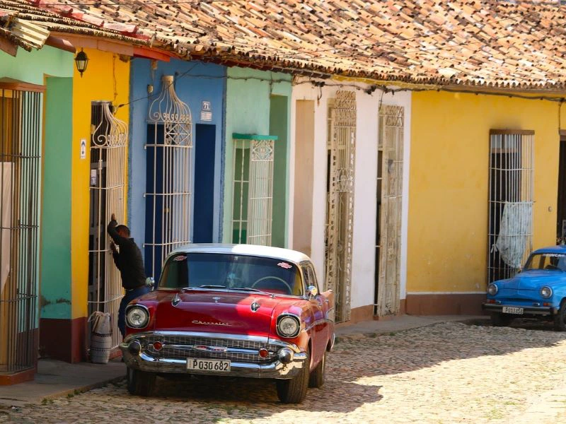 Cuba auto met gekleurde huisjes vervoer