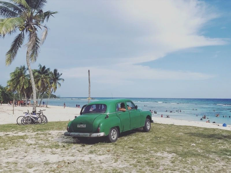 Cuba oldtimer aan het strand