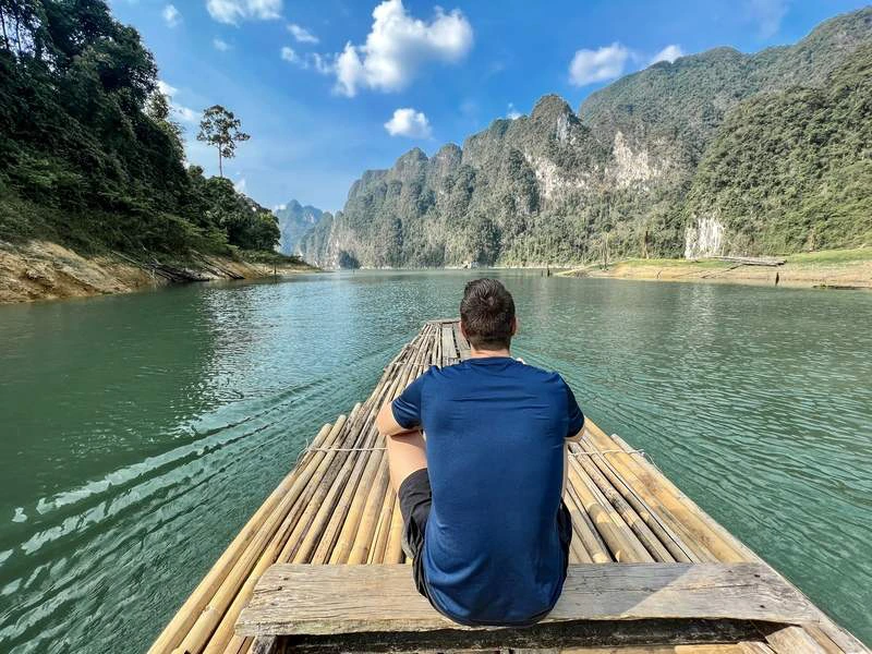 Reiziger vaart in Khao Sok