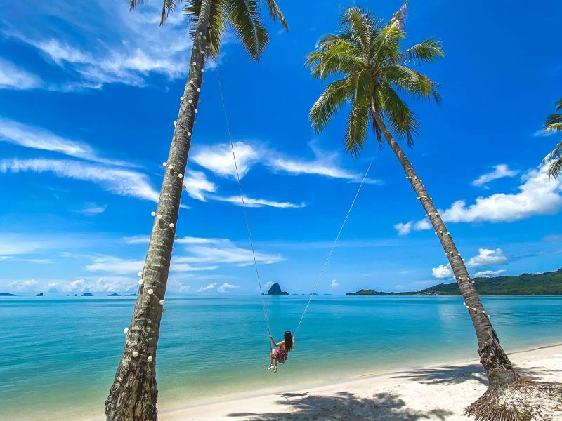 koh yao yai strand thailand schommel palmboom zee