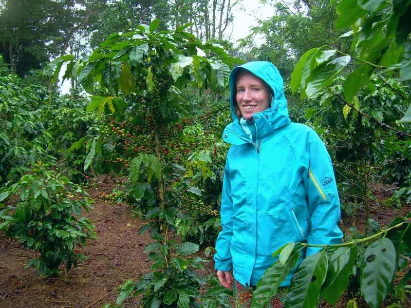 Laos-Bolaven-reiziger met regenjas