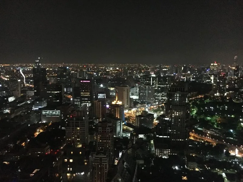 Skyline van een stad in het donker, met alleen straatverlichting zichtbaar.
