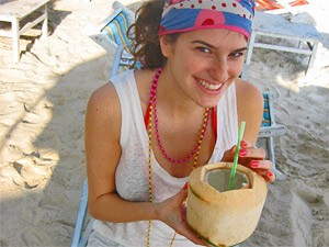 drinken uit een kokosnoot Thailand