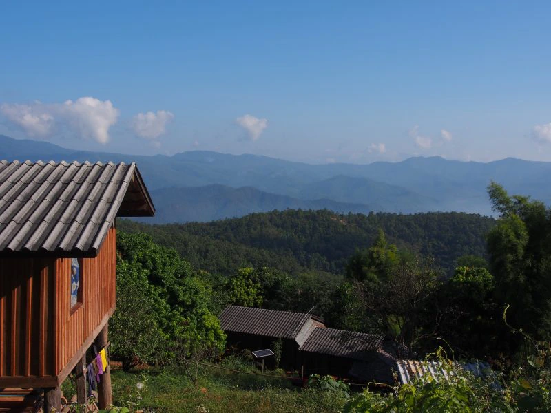 Dorp Thailand tijdens trekking