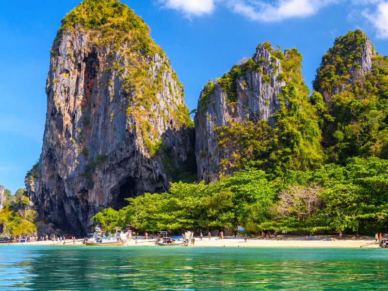 thailand ao nang strand bergen zee bootjes