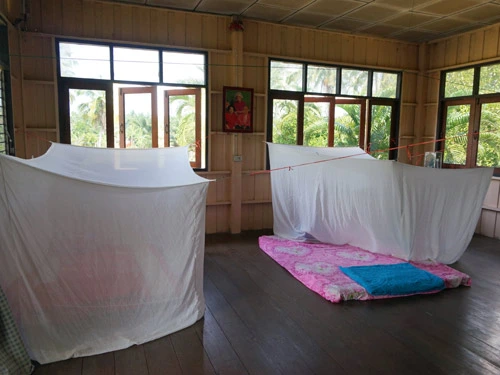 Homestay bed in woonkamer Thailand