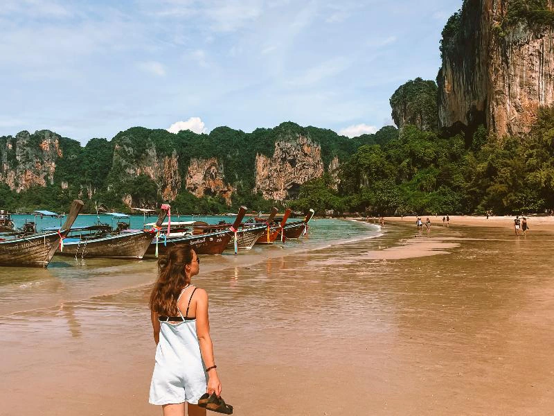 Krabi strand waar een vrouw loopt