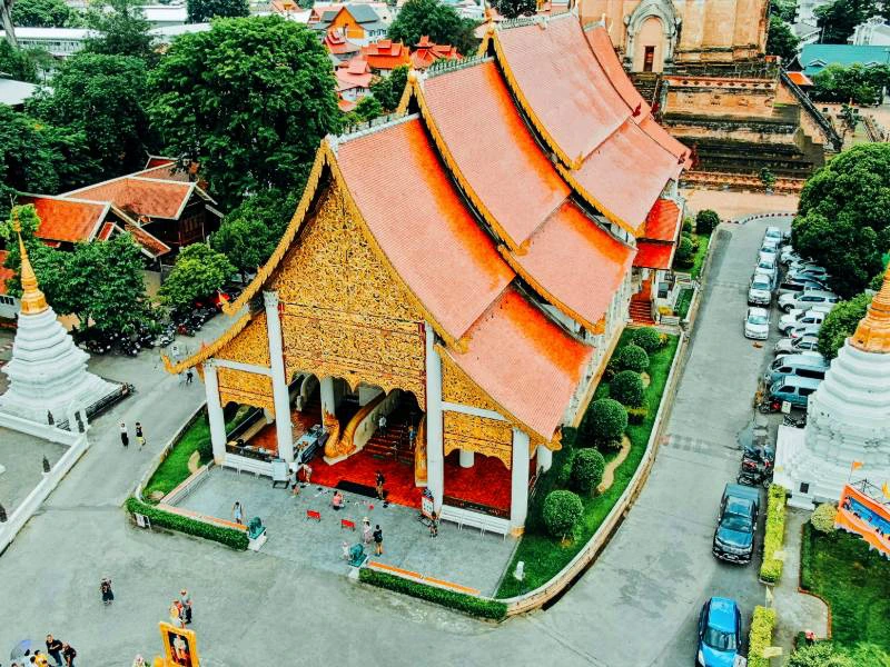 Luchtfoto van een grote tempel met oranje dak en gouden details in Chiang Mai.