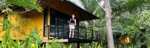 Vrouw die poseert voor de foto op de veranda van een eco-lodge in Khao Sok in Thailand