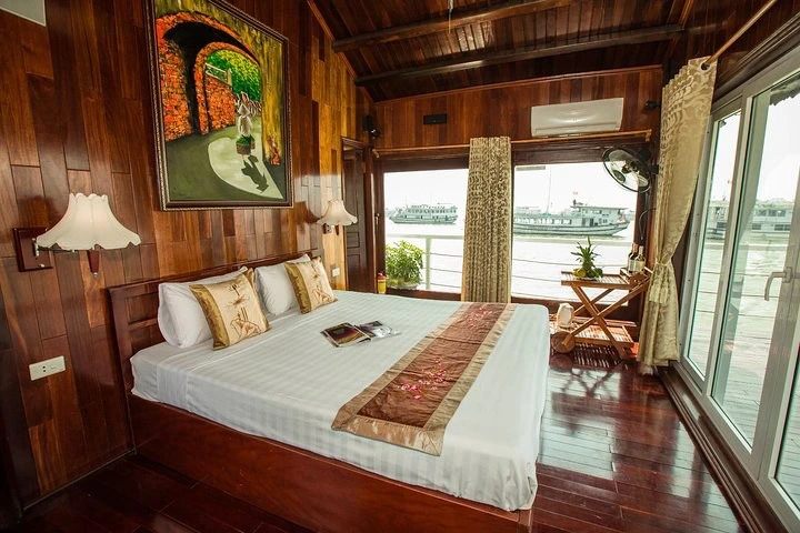 Bai tu Long Bay boot